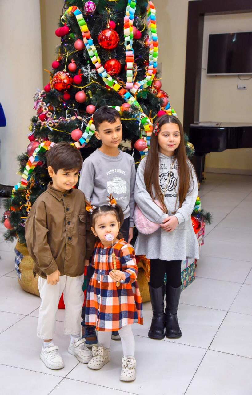 Для детей шехидов и ветеранов Карабахской войны представлен неоновый спектакль "Снежная королева"