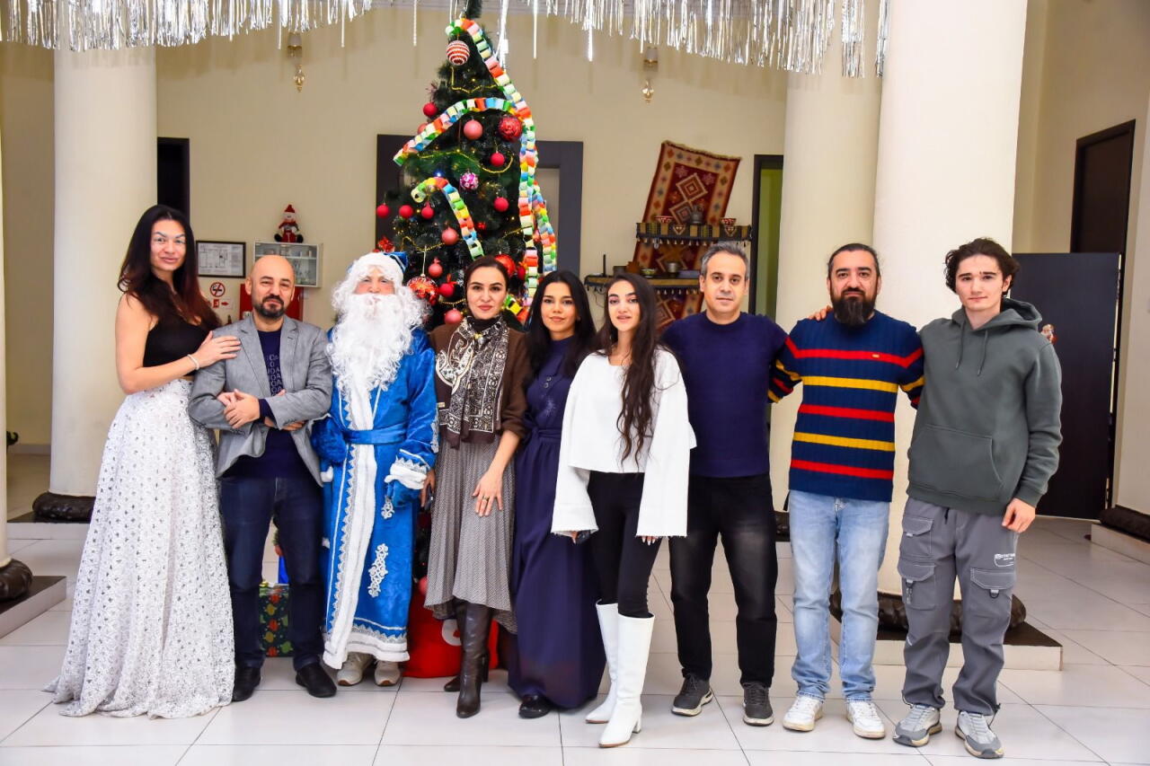 Для детей шехидов и ветеранов Карабахской войны представлен неоновый спектакль "Снежная королева"