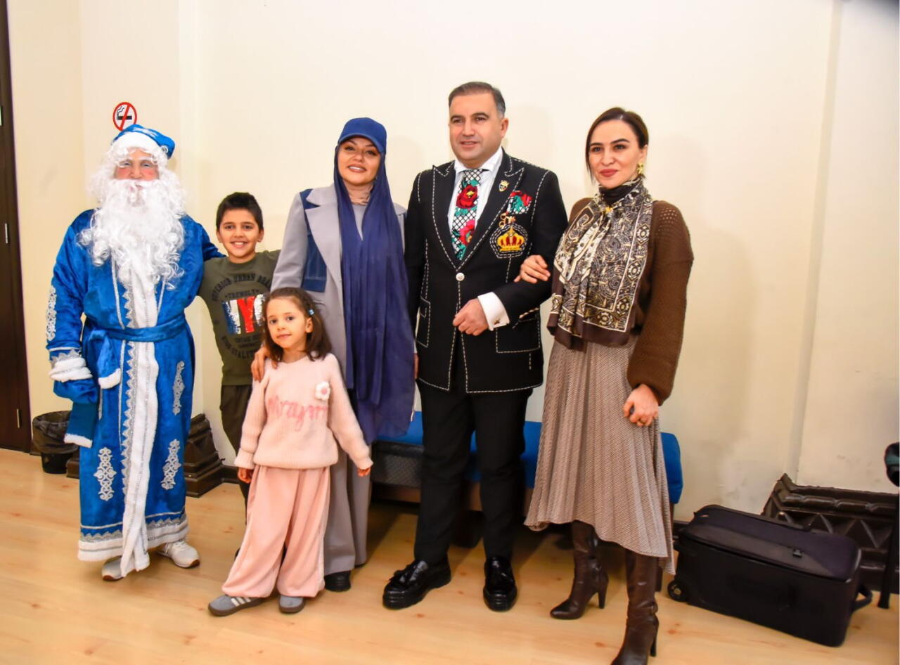 Для детей шехидов и ветеранов Карабахской войны представлен неоновый спектакль "Снежная королева"