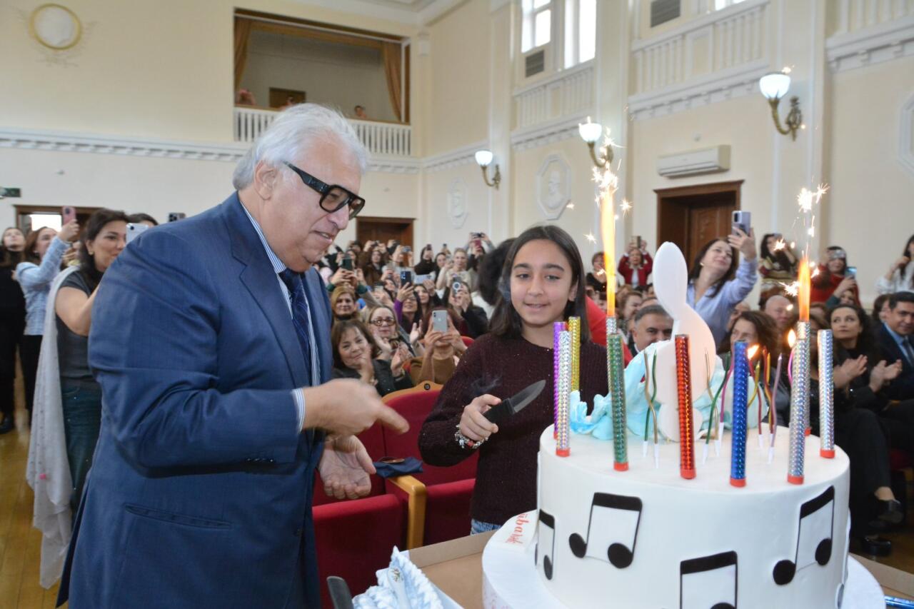 Фархад Бадалбейли отметил день рождения вместе со студентами Бакинской музыкальной академии