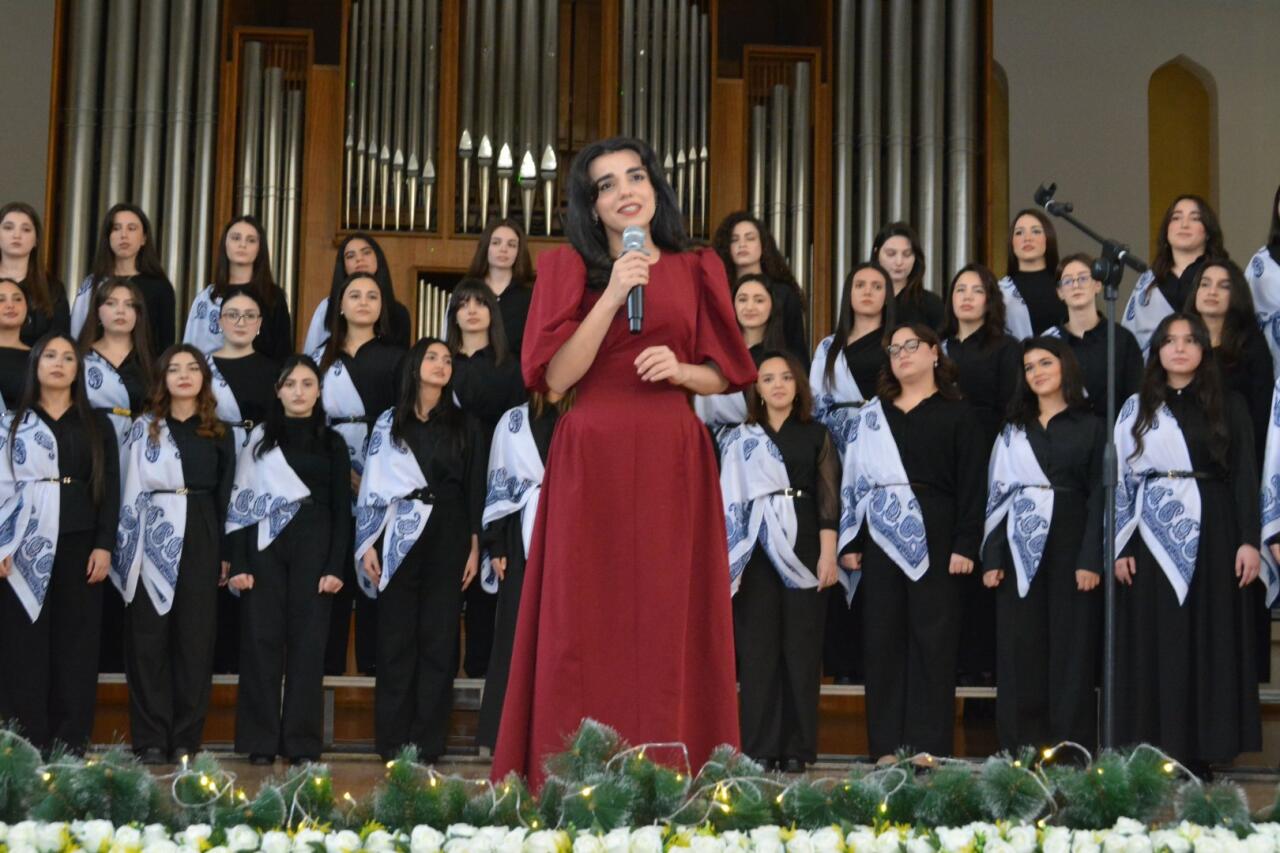 Фархад Бадалбейли отметил день рождения вместе со студентами Бакинской музыкальной академии