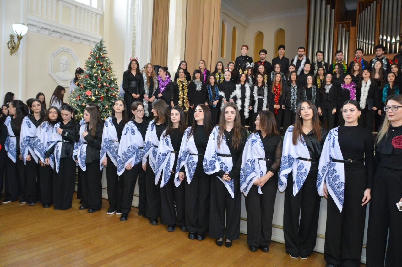 Фархад Бадалбейли отметил день рождения вместе со студентами Бакинской музыкальной академии