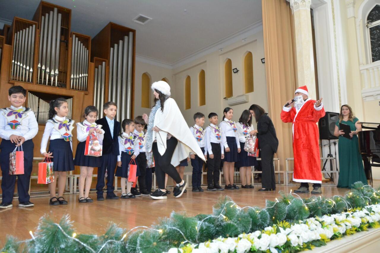 Фархад Бадалбейли отметил день рождения вместе со студентами Бакинской музыкальной академии