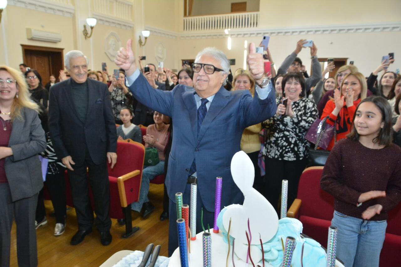 Фархад Бадалбейли отметил день рождения вместе со студентами Бакинской музыкальной академии