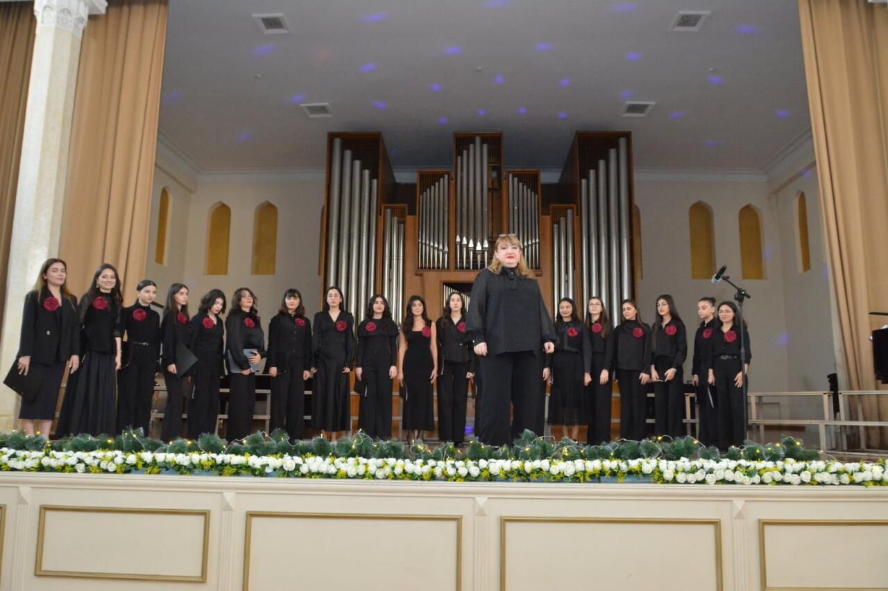 Фархад Бадалбейли отметил день рождения вместе со студентами Бакинской музыкальной академии