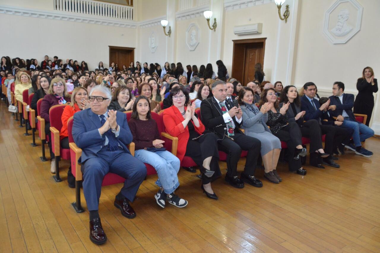 Фархад Бадалбейли отметил день рождения вместе со студентами Бакинской музыкальной академии