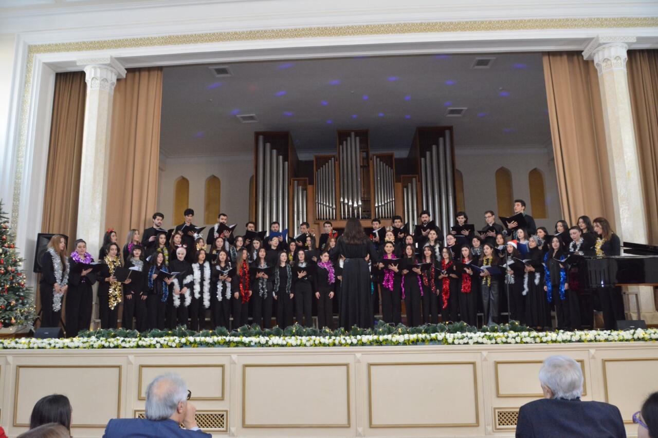 Фархад Бадалбейли отметил день рождения вместе со студентами Бакинской музыкальной академии