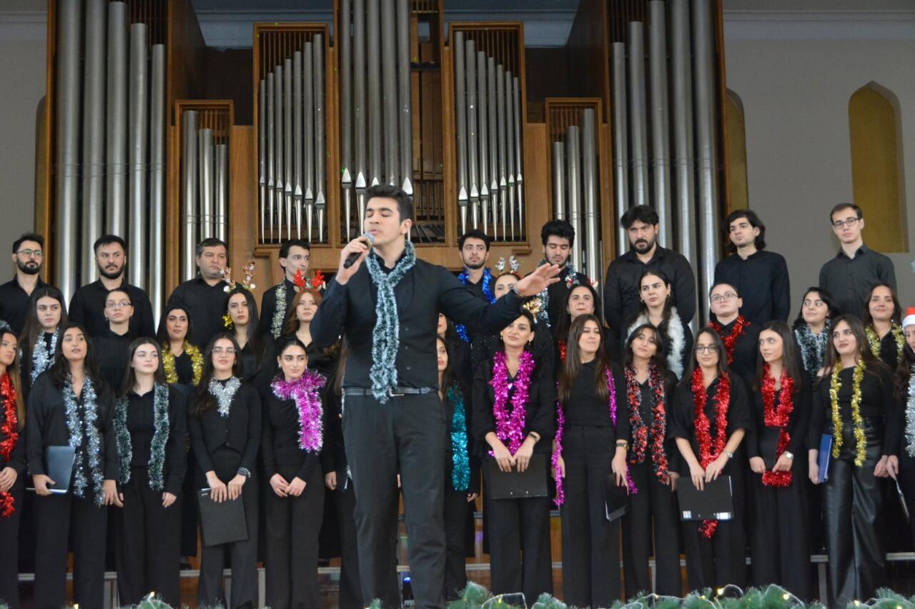 Фархад Бадалбейли отметил день рождения вместе со студентами Бакинской музыкальной академии