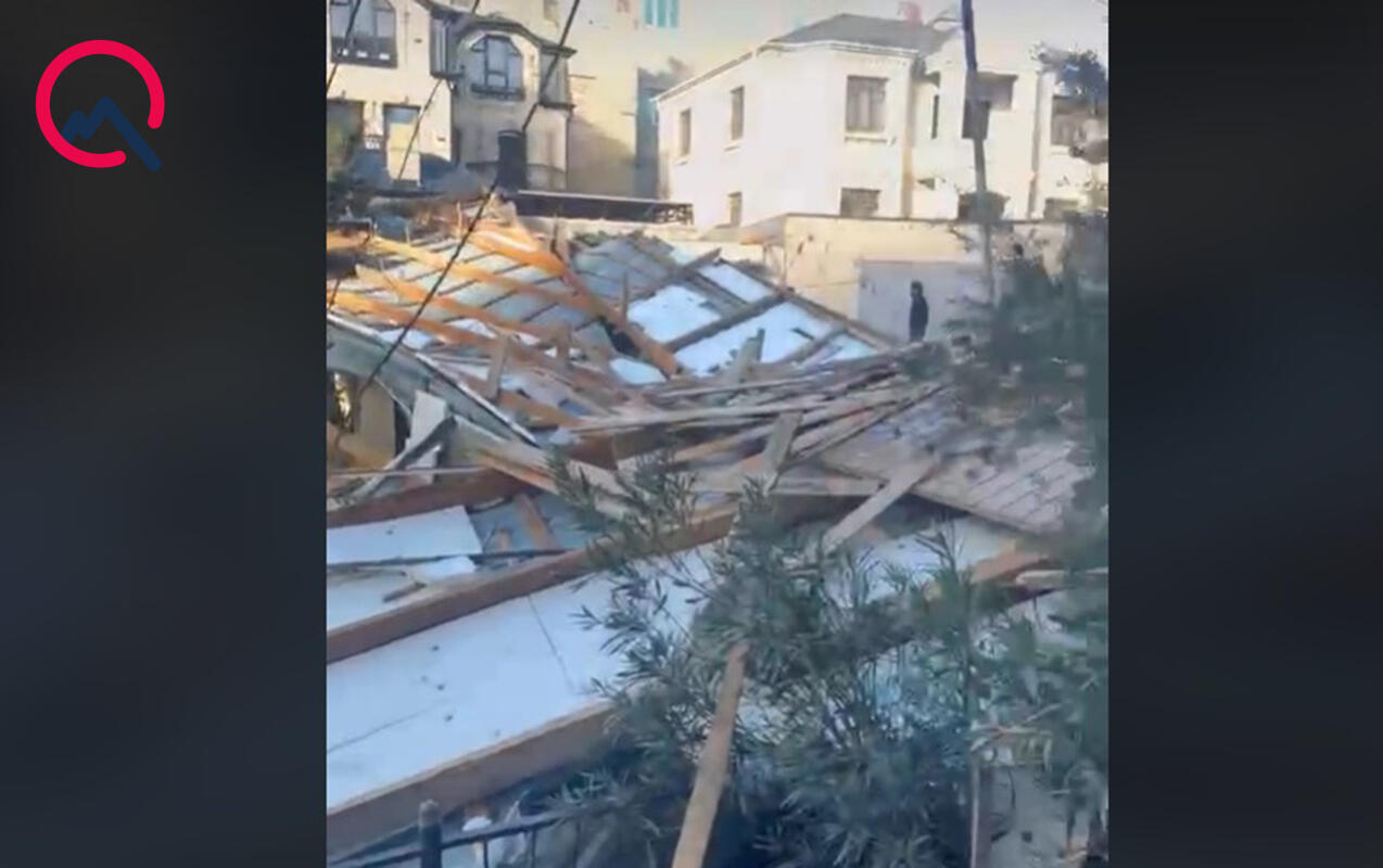 Сильный ветер снес крышу в Баку