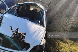 В Лерике автомобиль съехал в овраг, 6 пострадавших