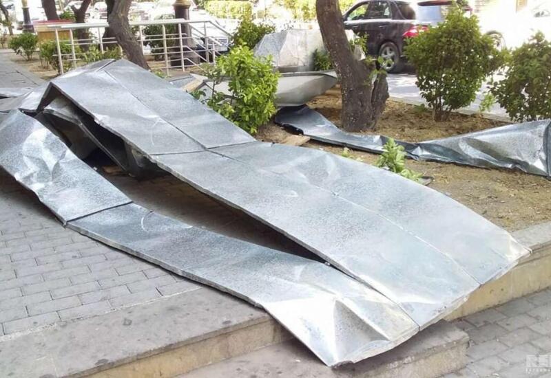 Сильный ветер снес крышу в Баку