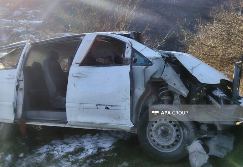 В Лерике автомобиль съехал в овраг, 6 пострадавших