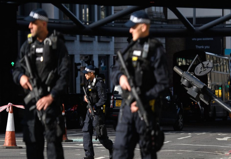 Мужчина с ломом напал на людей в больнице в Британии