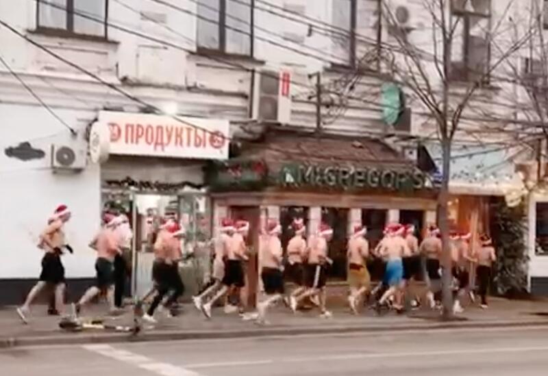 В этом городе Деды Морозы устроили массовый забег