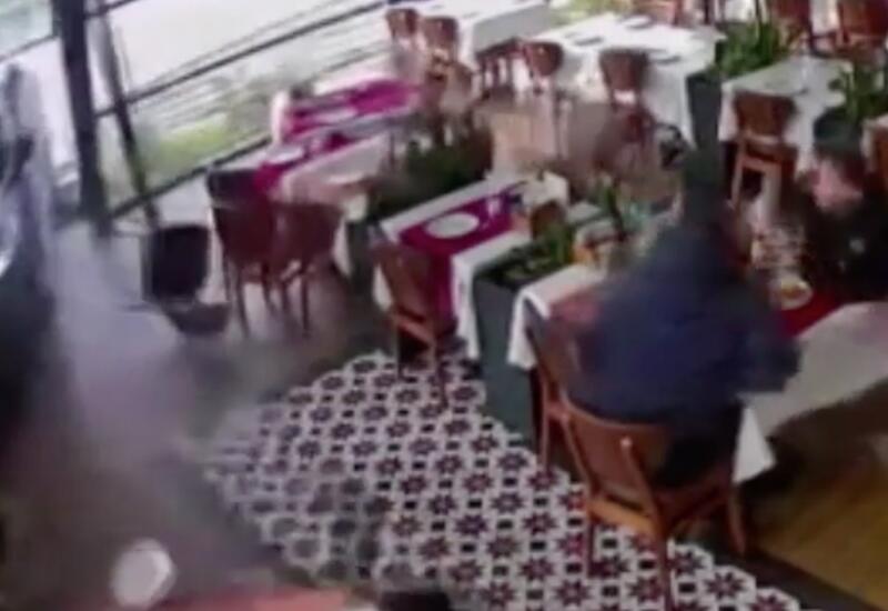 Известный музыкант въехал на автомобиле в ресторан