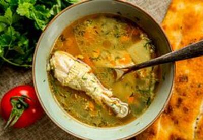 Гастроэнтеролог посоветовал самый полезный суп после новогоднего застолья