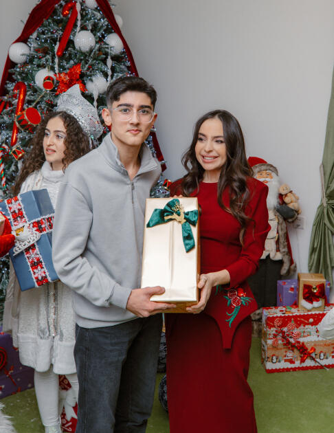 Heydər Əliyev Fondunun vitse-prezidenti Leyla Əliyeva və Bakı Media Mərkəzinin rəhbəri Arzu Əliyeva “Tut Əlimdən” Uşaqlar üçün Sosial Reabilitasiya Mərkəzində bayram tədbirində iştirak ediblər