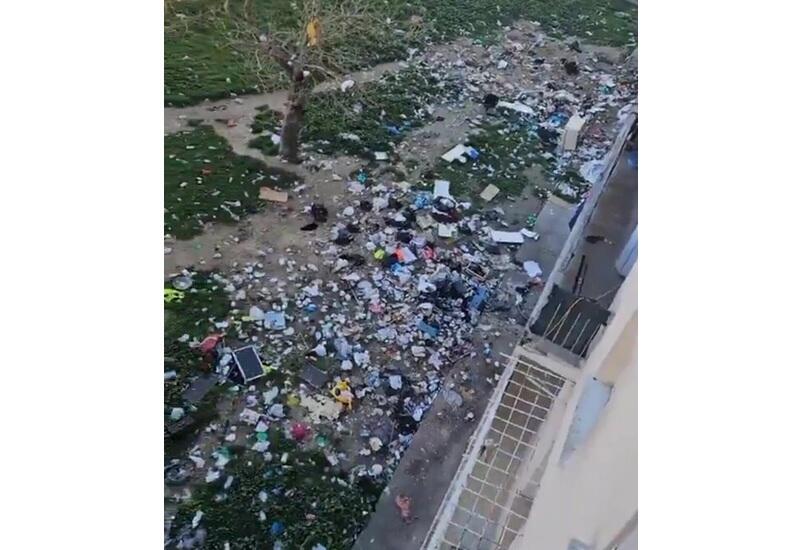 В Марселе жители выбрасывают мусор из окна