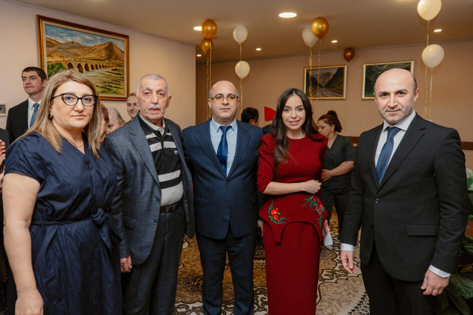 Heydər Əliyev Fondunun vitse-prezidenti Leyla Əliyeva və Bakı Media Mərkəzinin rəhbəri Arzu Əliyeva Ahıl şəxslər üçün sosial xidmət müəssisəsində bayram tədbirində iştirak ediblər
