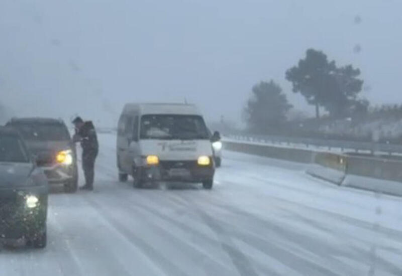 Сильный снегопад вызвал проблемы на трассе в Шамахы