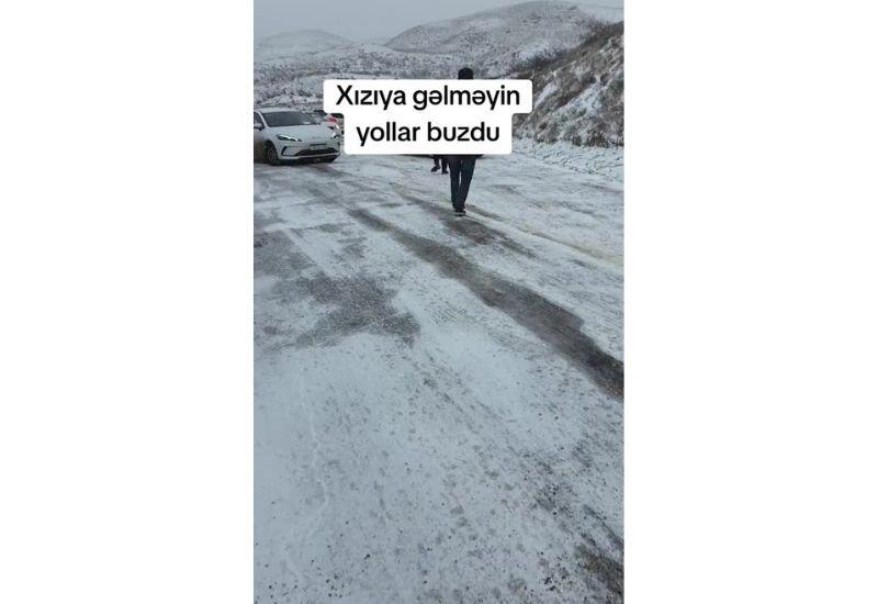 Затруднено движение транспорта на дороге в Хызы