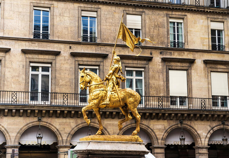 В Париже похитили часть меча у памятника Жанне д'Арк