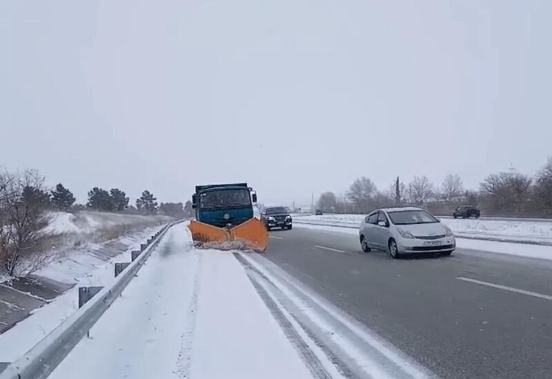 Bu yolun qardan təmizlənməsi üçün işlər aparılır