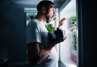 Ночные перекусы оказались особенно опасны для зубов