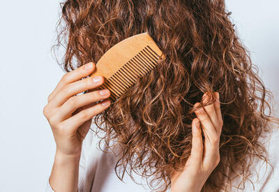 Врач назвала ингредиенты, которые помогут восстановить волосы зимой