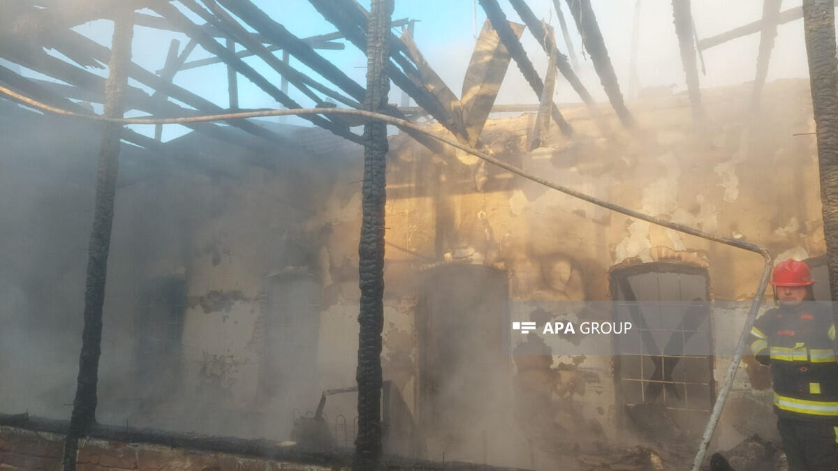 В Гяндже пожар охватил несколько частных домов