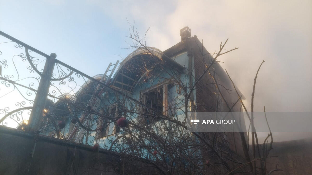 В Гяндже пожар охватил несколько частных домов