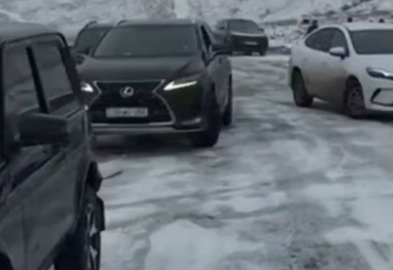 Затор на дорогах Хызы из-за снега