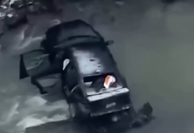 Автомобиль упал в реку в Лерике