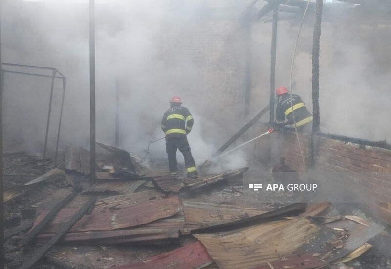 В Гяндже пожар охватил несколько частных домов