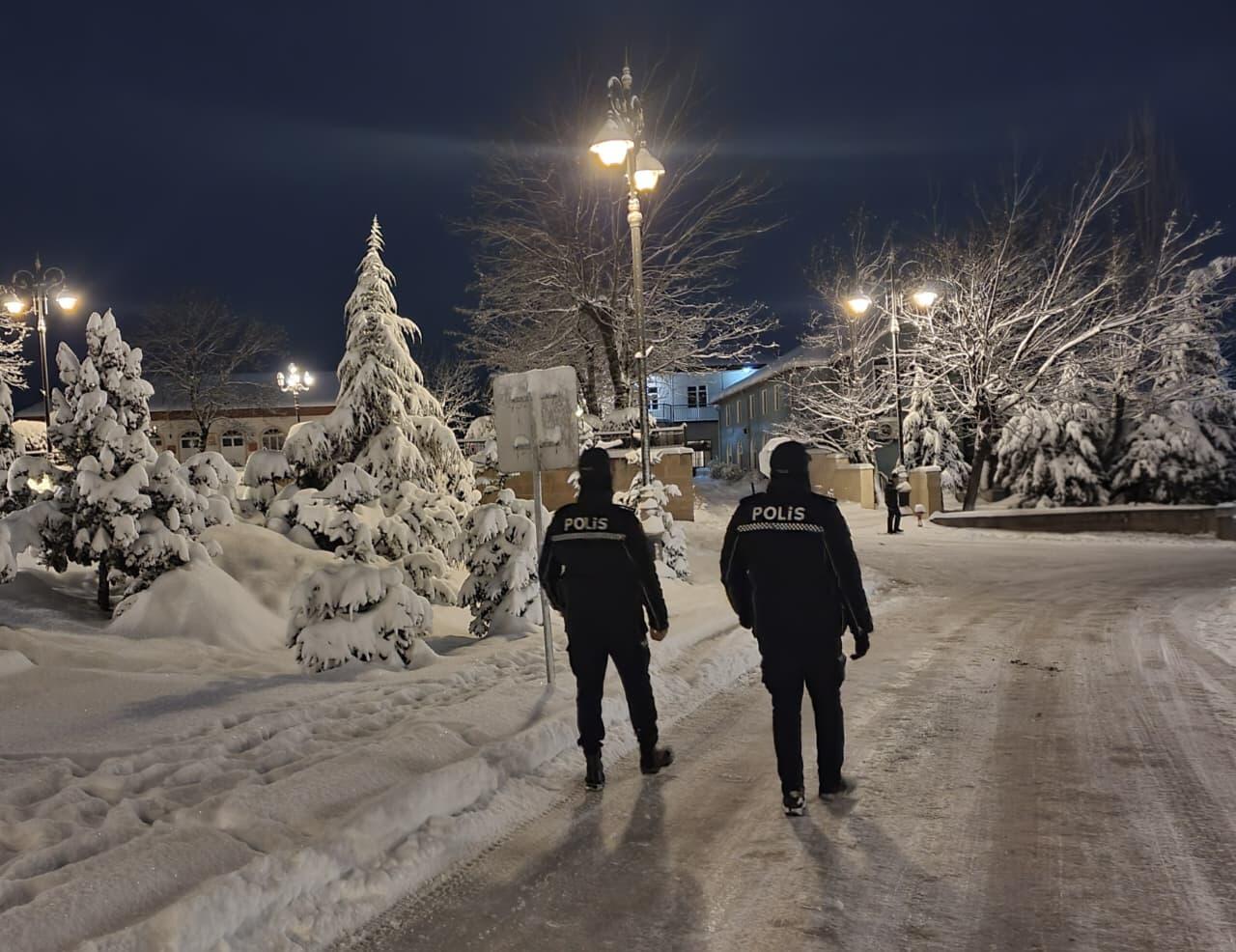 Непогода в Азербайджане: сотрудники полиции несут непрерывную службу