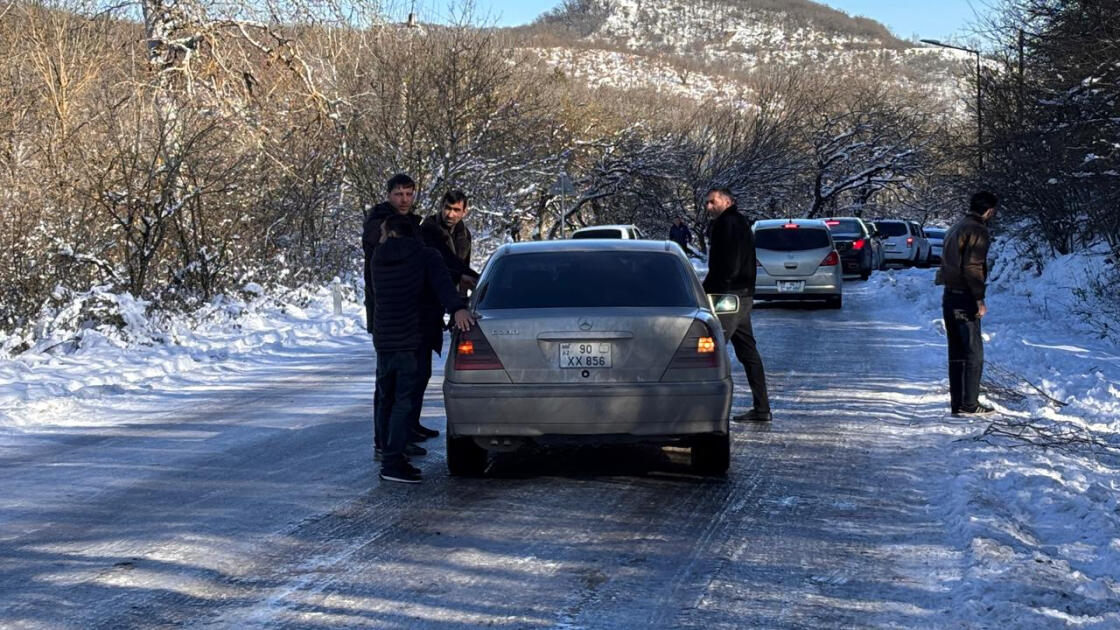 Движение транспорта на Агсуинском перевале полностью приостановлено