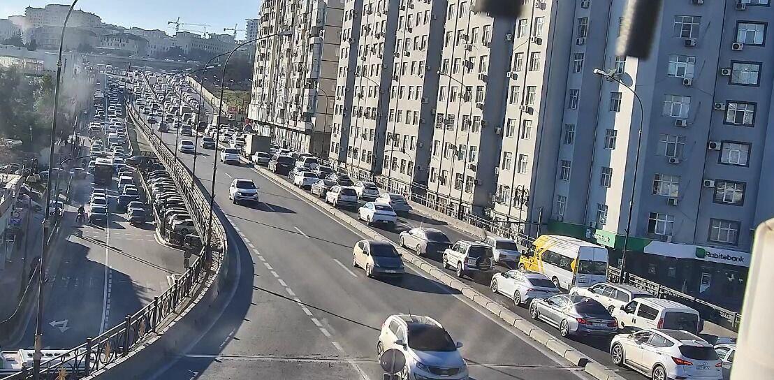 На ряде улиц и проспектов Баку затруднено движение транспорта
