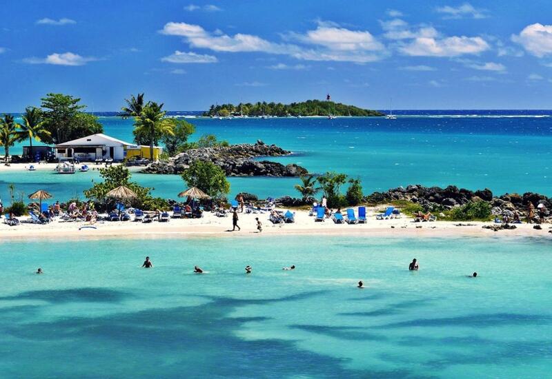 Тысячи туристов не могут выехать с Карибских островов