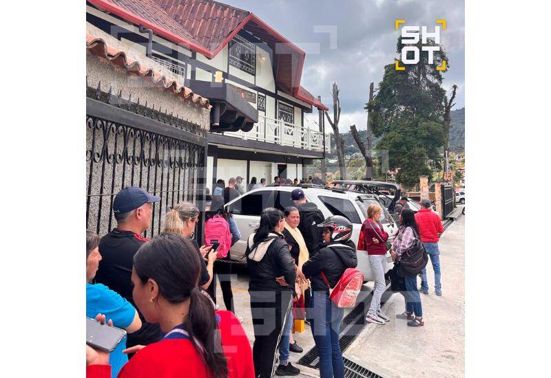 Огромные очереди в магазины и на заправки в Венесуэле