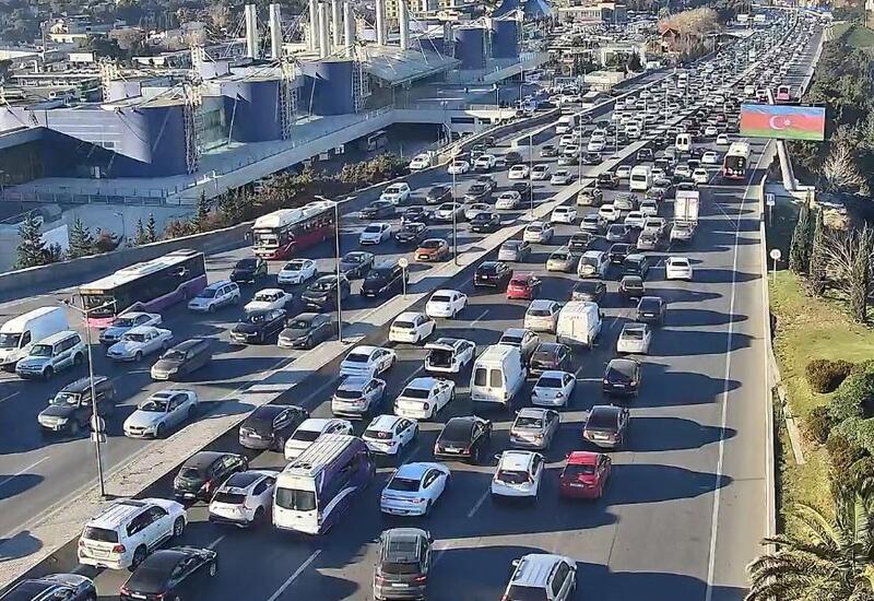 На ряде улиц и проспектов Баку затруднено движение транспорта