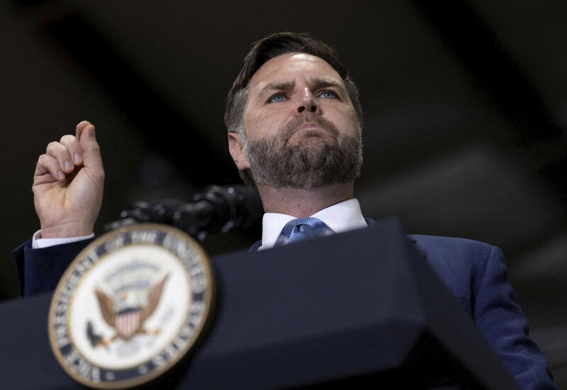 Неизвестные разбили окна в доме вице-президента США