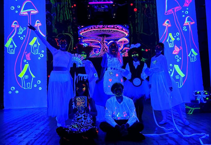 "Алиса в Стране чудес" в неоновом измерении: современная сценическая магия в Баку