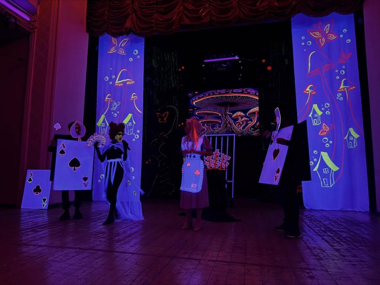 "Алиса в Стране чудес" в неоновом измерении: современная сценическая магия в Баку