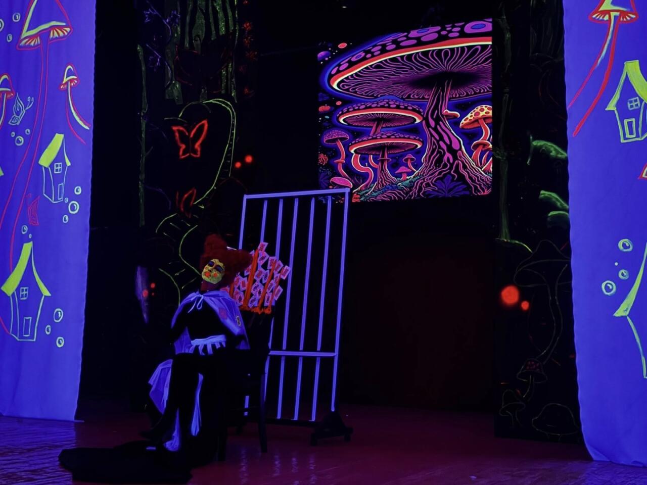 "Алиса в Стране чудес" в неоновом измерении: современная сценическая магия в Баку