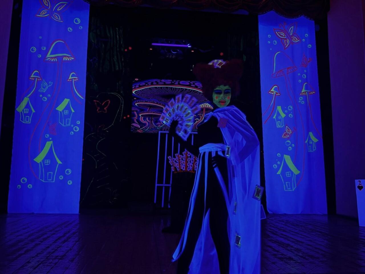 "Алиса в Стране чудес" в неоновом измерении: современная сценическая магия в Баку