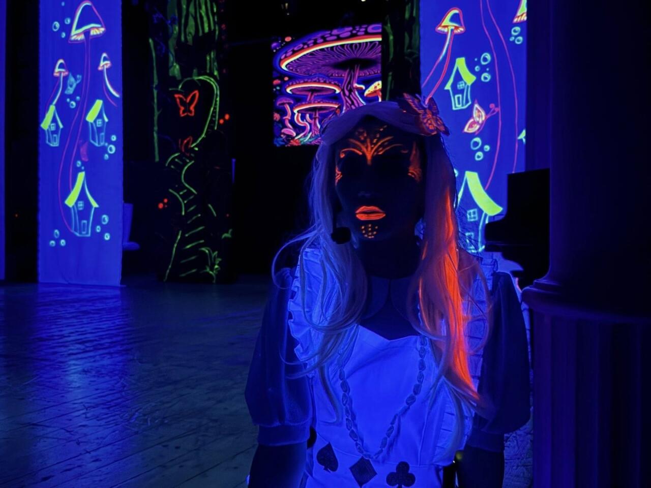 "Алиса в Стране чудес" в неоновом измерении: современная сценическая магия в Баку