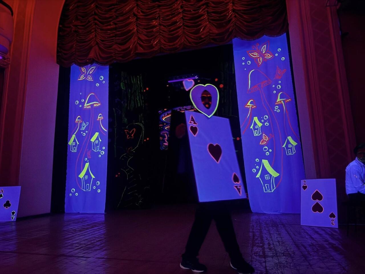 "Алиса в Стране чудес" в неоновом измерении: современная сценическая магия в Баку