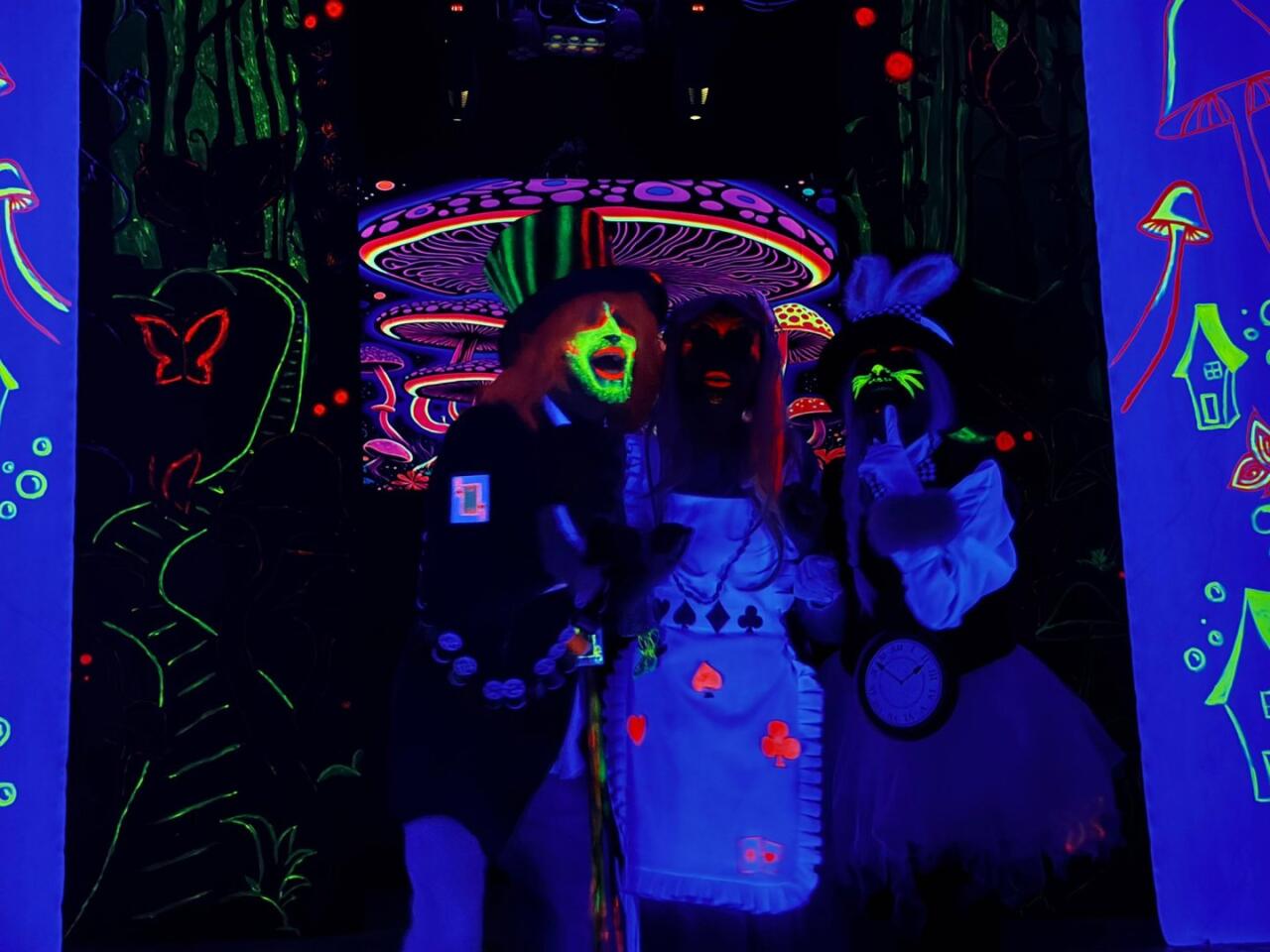 "Алиса в Стране чудес" в неоновом измерении: современная сценическая магия в Баку