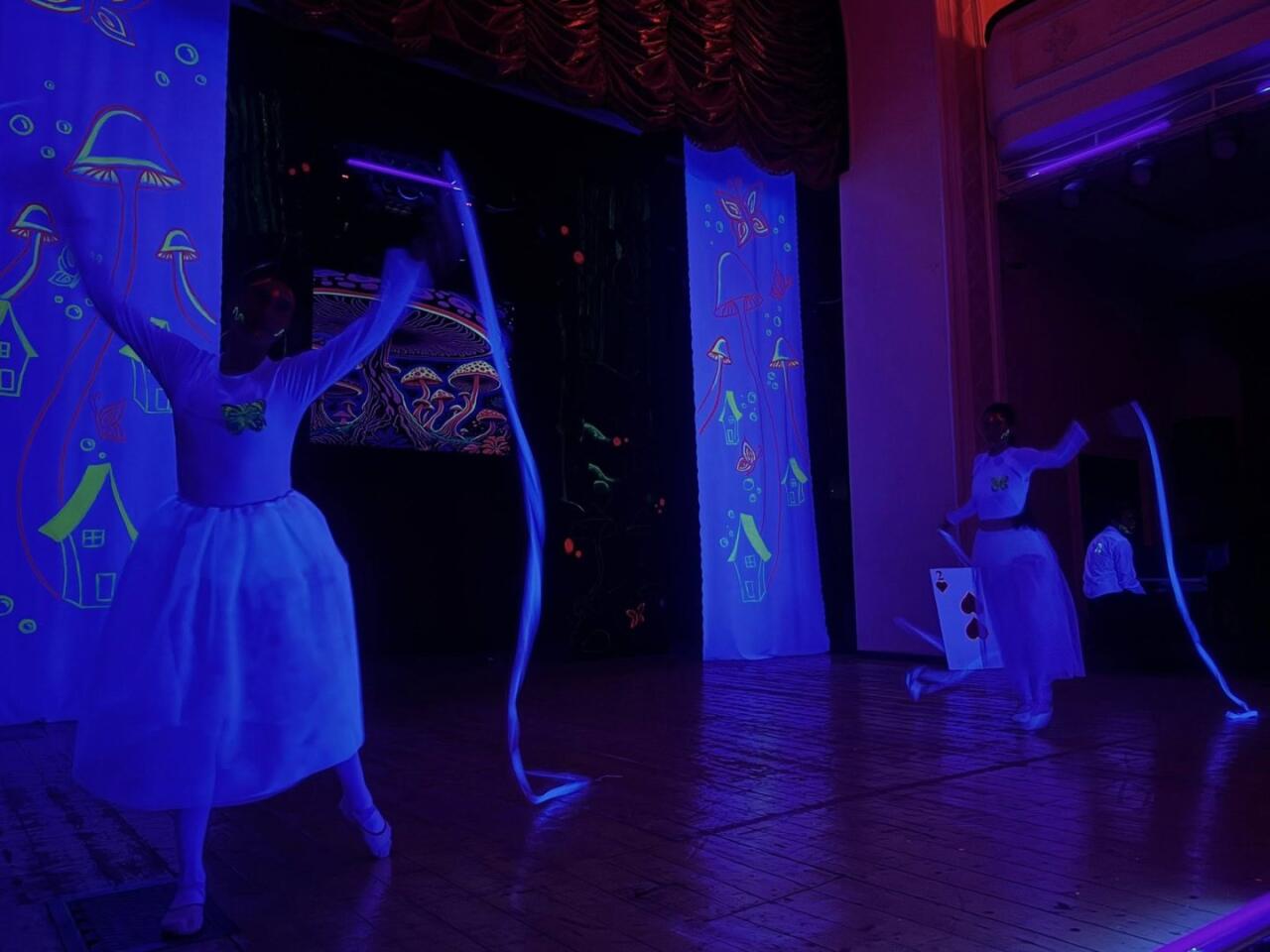 "Алиса в Стране чудес" в неоновом измерении: современная сценическая магия в Баку