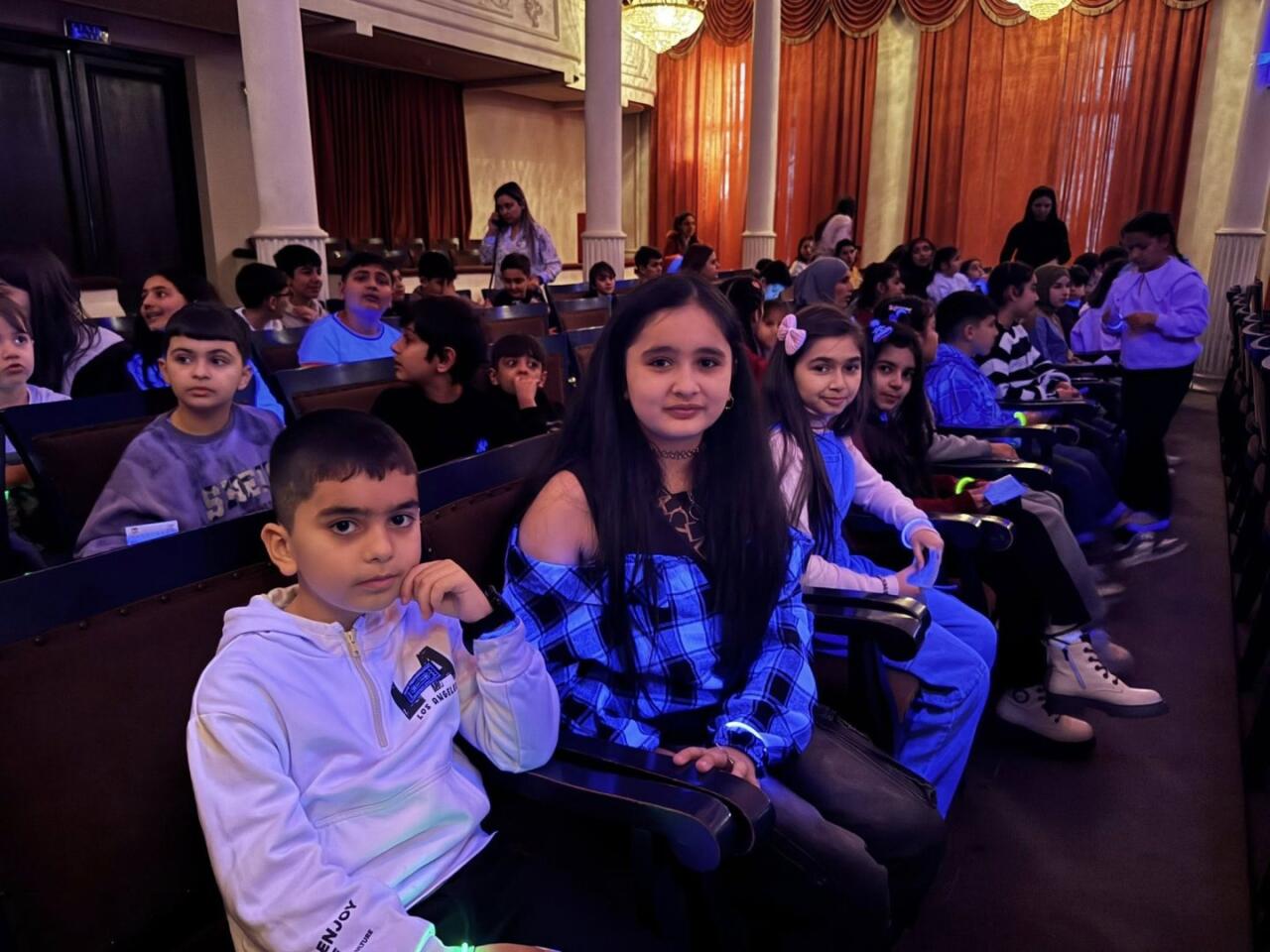 "Алиса в Стране чудес" в неоновом измерении: современная сценическая магия в Баку